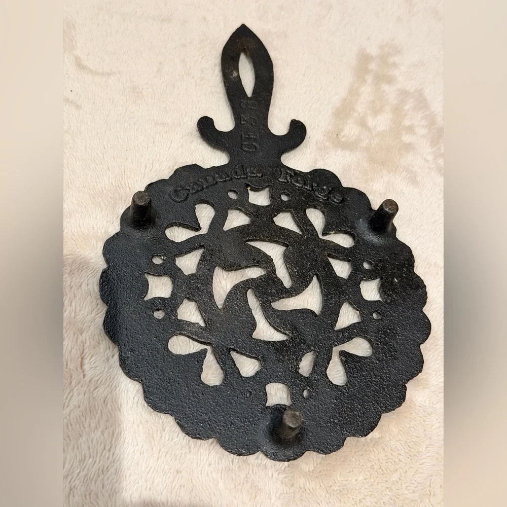 Vintage Black Cast Iron Round Circle Shape TRIVET Canada Forge farm kitchen deco